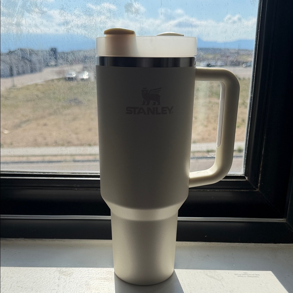 Stanley Tall Travel Mug in Off-White with Cream Lid